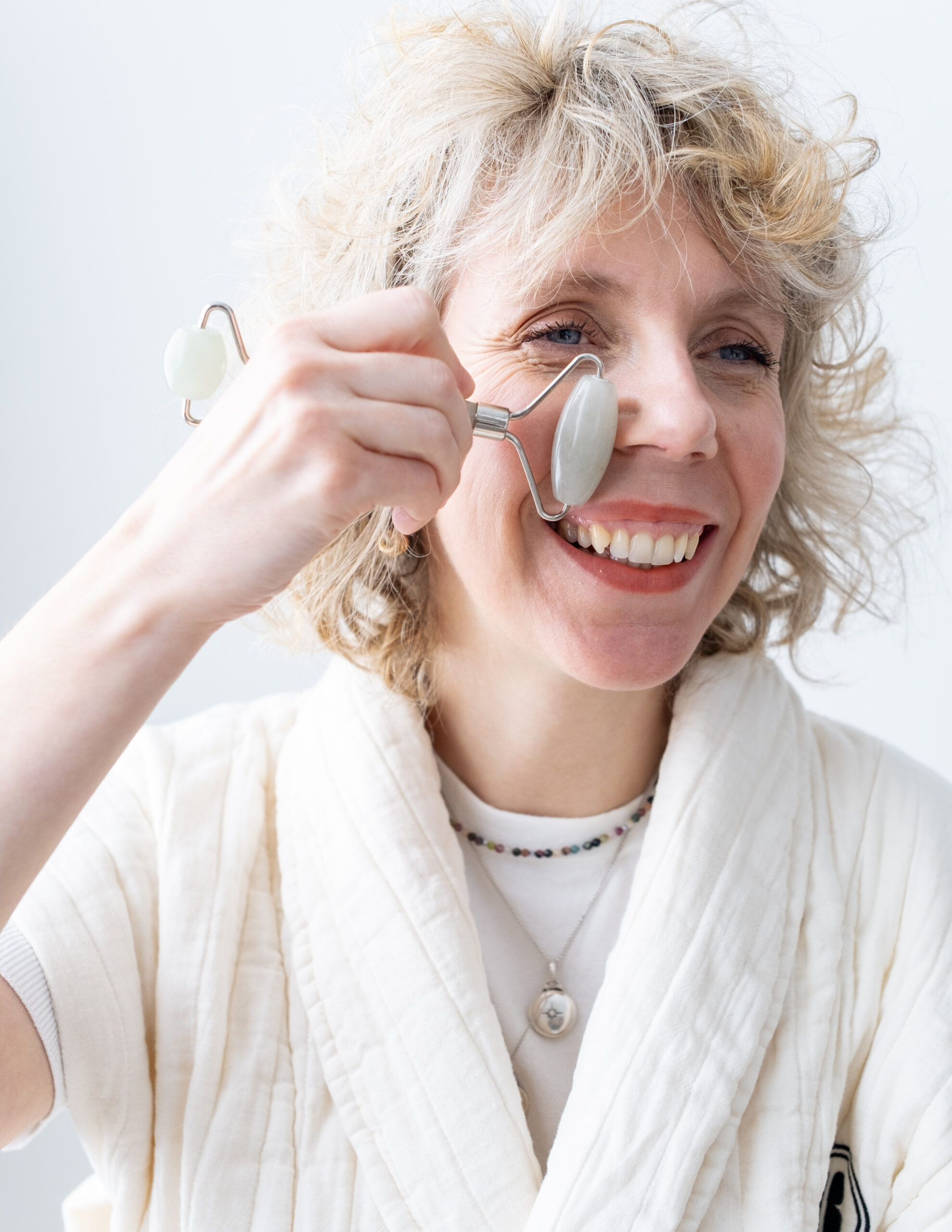 Portrait de Gaëlle AM Facialiste à Nancy, utilisant un rouleau de jade pour massage du visage, bon cadeau