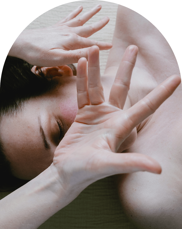 Massage facial réalisé par Gaëlle AM Facialiste experte à Nancy, dans son salon de soins naturels