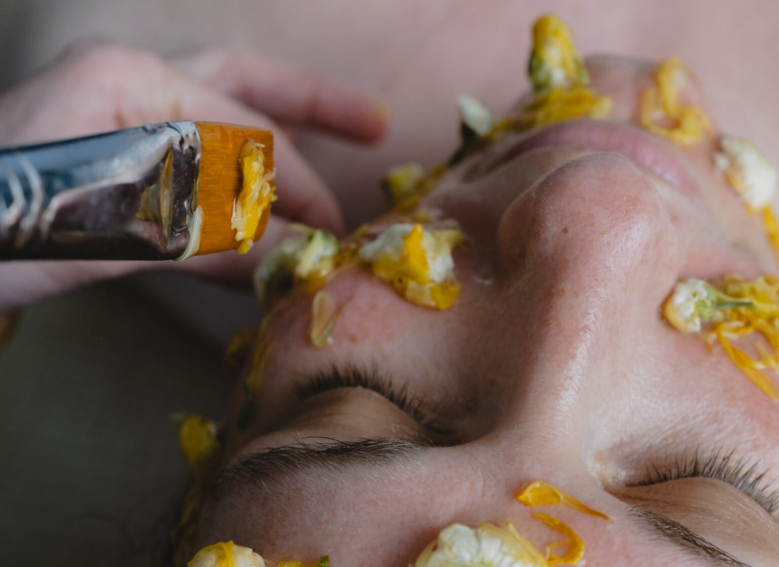 Soin du visage aux produits naturels et fleurs réalisé par Gaëlle AM Facialiste à Nancy